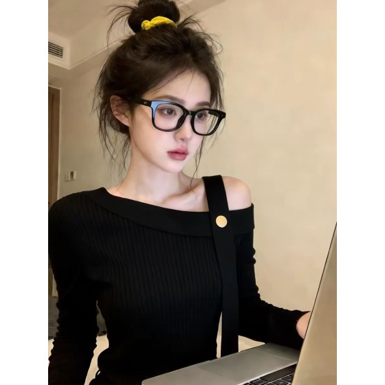 Korean style black off-shoulder fitted long-sleeved T-shirt, perfect for layering over a base layer, especially pretty for spring, with a cinched waist.